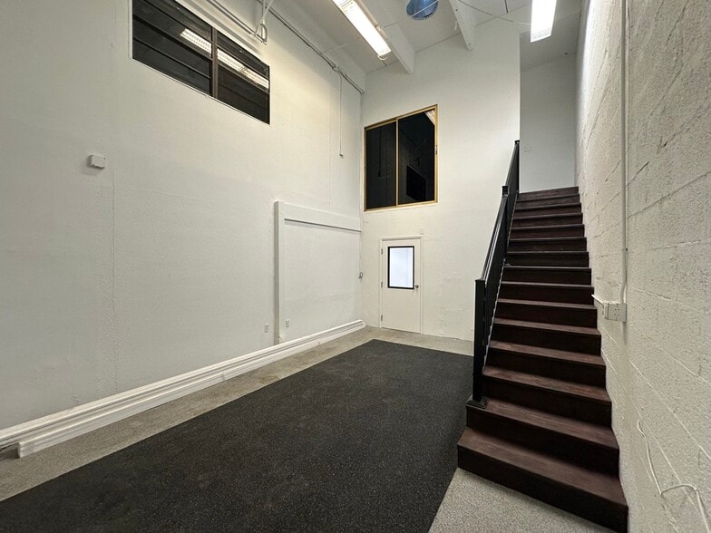 More Photos Of 5751 Dawson St, Hollywood Warehouse For Lease