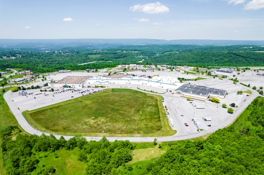 More Photos Of 550 Galleria Dr, Johnstown Department Store For Lease