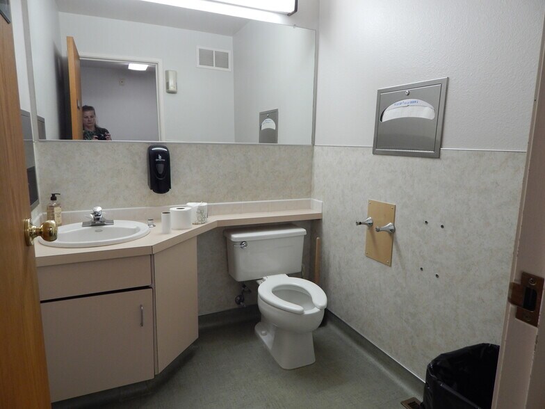 More Photos Of 272 Medical Loop, Roseburg Office For Sale