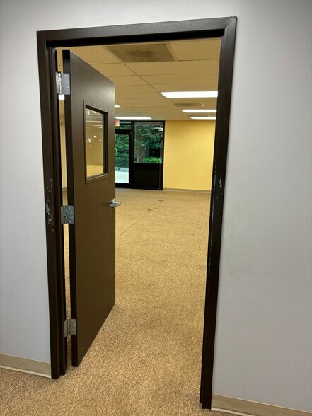 More Photos Of 9912-9920 Main St, Fairfax Office For Lease