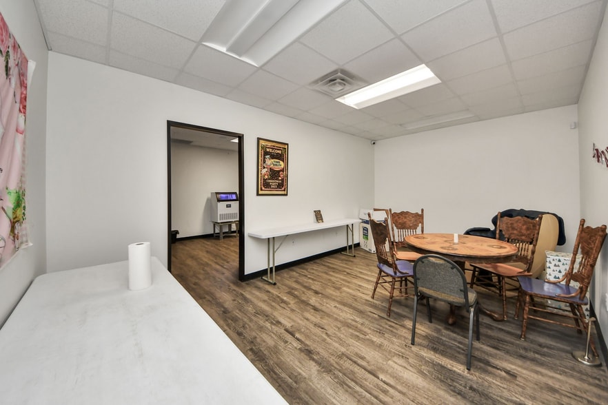 More Photos Of 10814 Woodedge Dr, Houston Warehouse For Sale