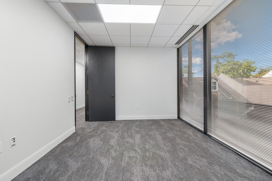 More Photos Of 17 S Briar Hollow Ln, Houston Office Residential For Lease