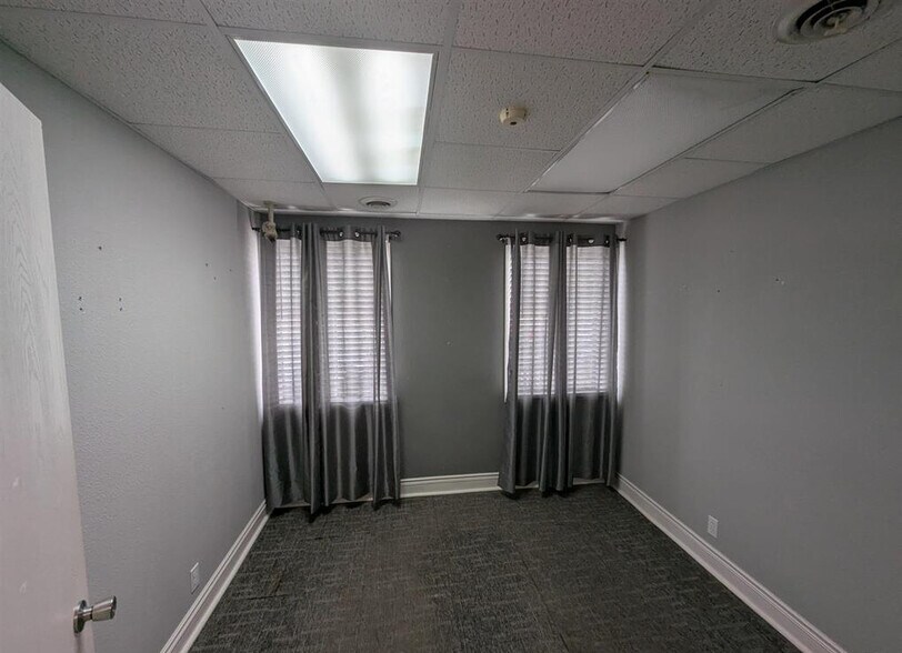 More Photos Of 105 N Parkway Dr, Pekin Office For Lease