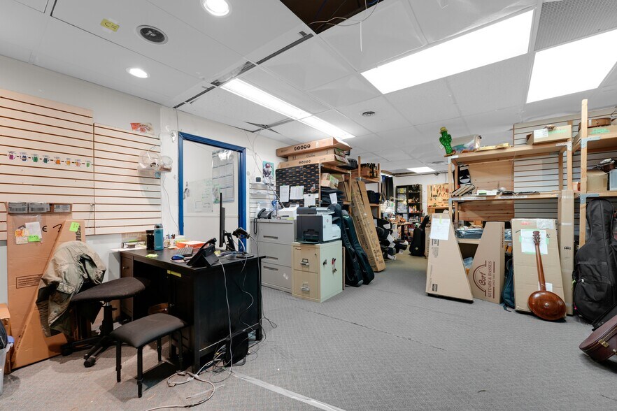 More Photos Of 1333-1335 Johnston Rd, White Rock Storefront For Sale