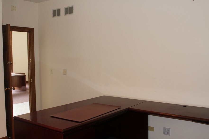 More Photos Of 201 E Dundee Rd, Palatine Office For Sale