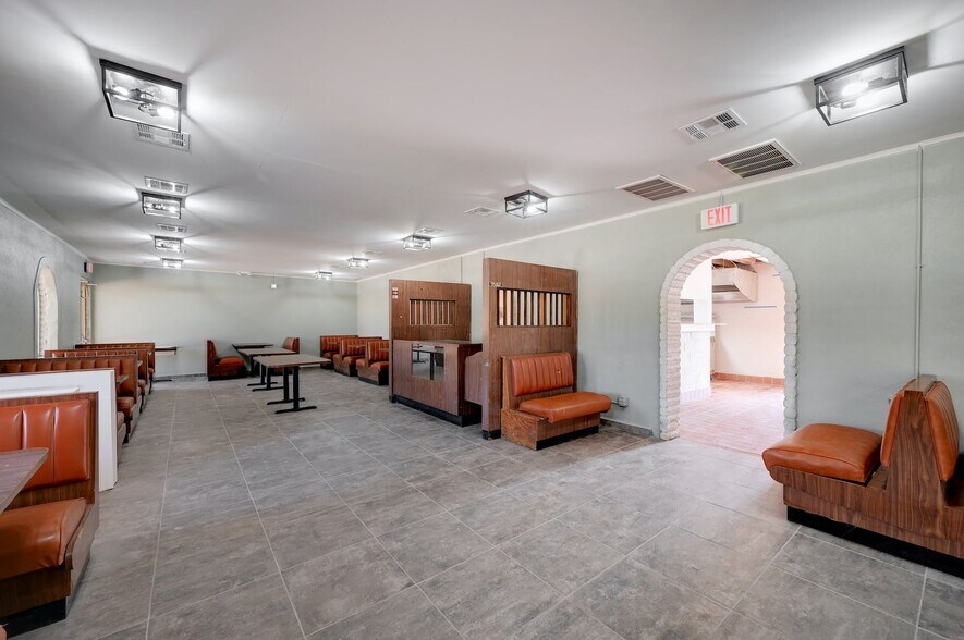 More Photos Of 2200-2204 S WW White Rd, San Antonio Restaurant For Lease