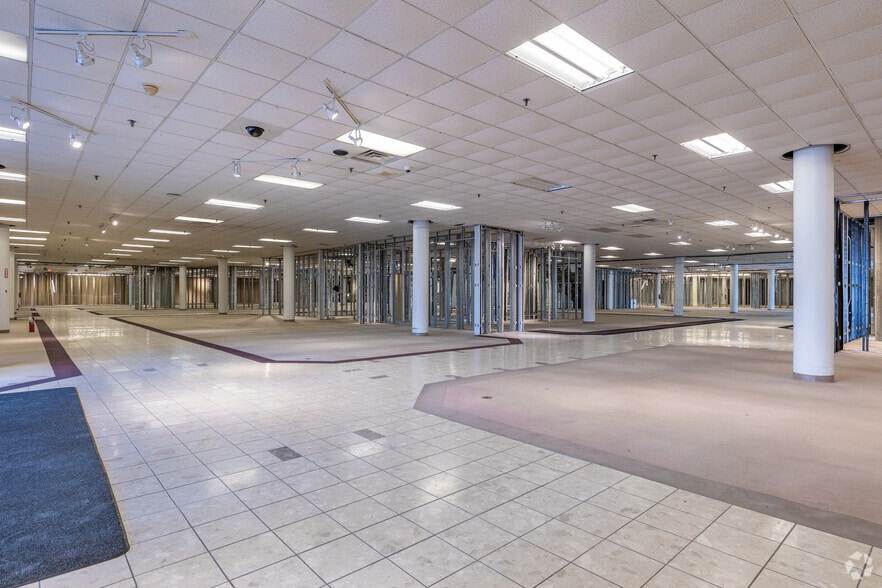 More Photos Of 1995 Southlake Mall, Merrillville Department Store For Sale