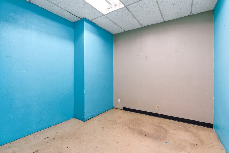 More Photos Of 2800 NE Loop 410, San Antonio Light Distribution For Lease