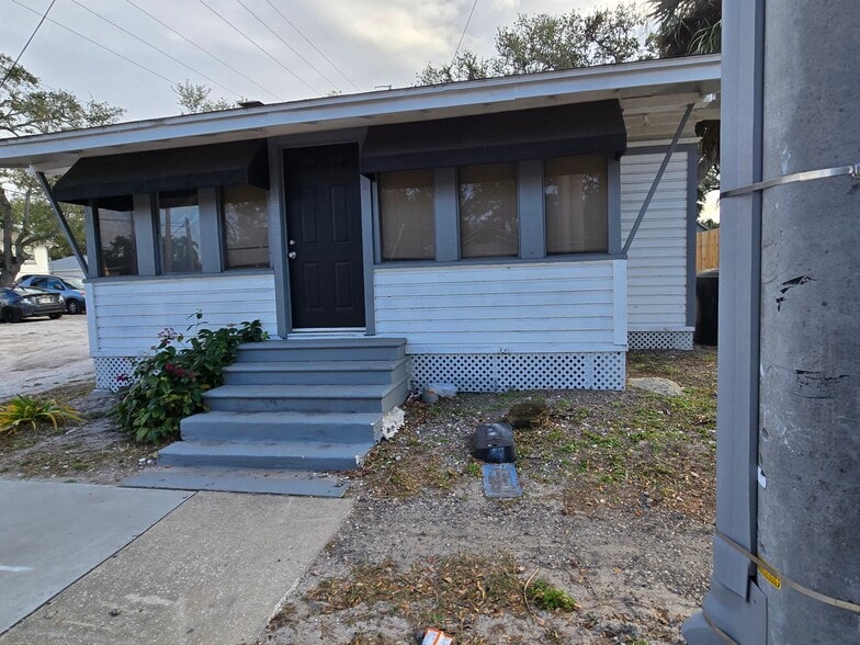 More Photos Of 1013 Drew St, Clearwater Apartments For Lease