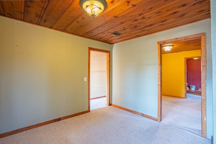 More Photos Of 8 Sunset Hills Ct, Sunrise Beach Storefront For Sale