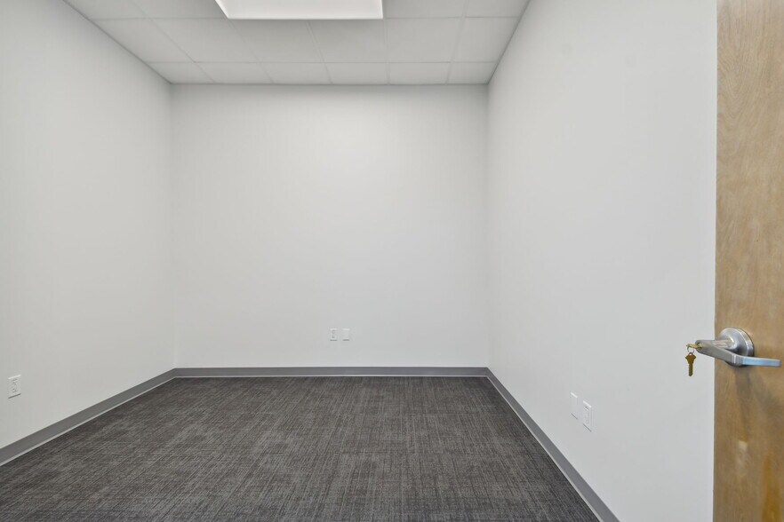 More Photos Of 4505 24th St E, Bradenton Distribution For Lease