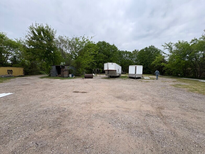 More Photos Of 300 Aspen ln, Van Light Distribution For Lease