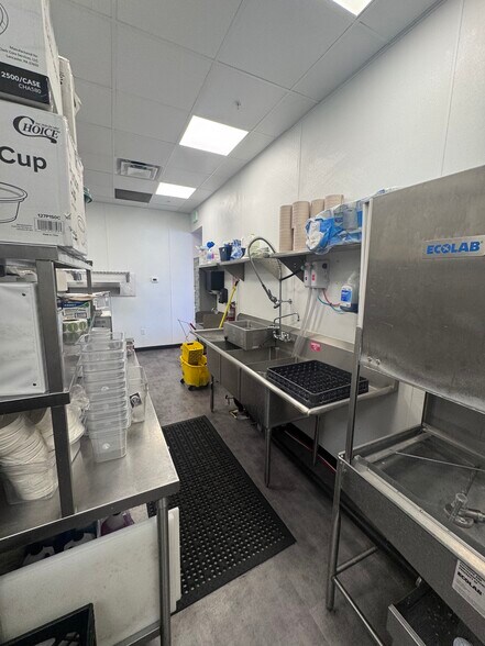 More Photos Of 665 450 N, Vineyard Storefront For Lease