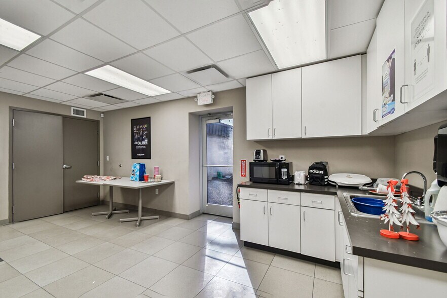 More Photos Of 4811 W Sligh Ave, Tampa Warehouse For Lease