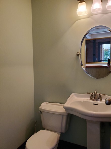 More Photos Of 720 Jackson St, Herndon Medical For Lease
