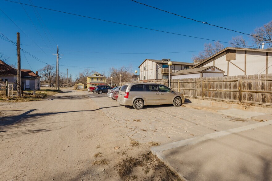 More Photos Of 401 E Avenue A, Hutchinson Apartments For Sale