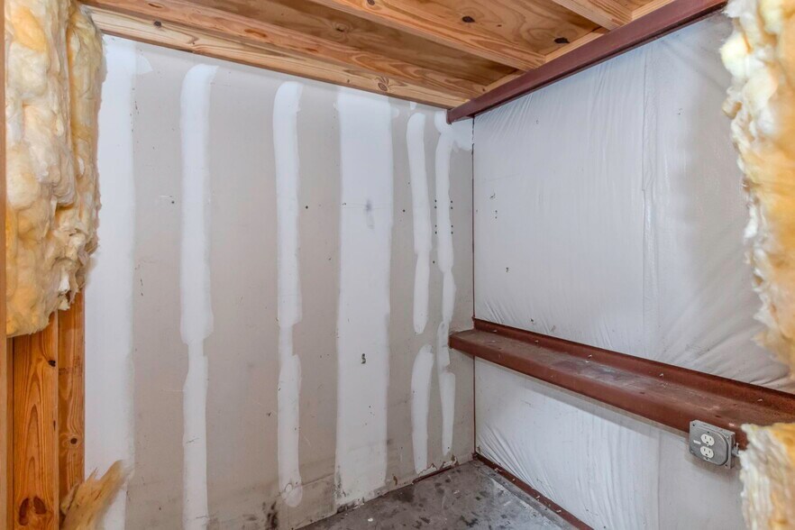 More Photos Of 16547 US Highway 19, Hudson Showroom For Lease