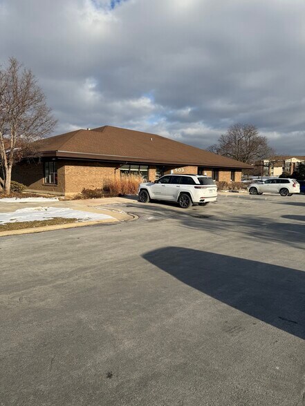 More Photos Of 511-515 Thornhill Dr, Carol Stream Unknown For Lease