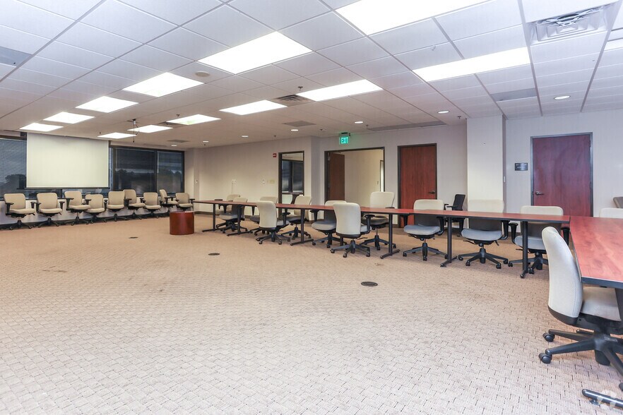 More Photos Of 450 E John Carpenter Fwy, Irving Office For Lease