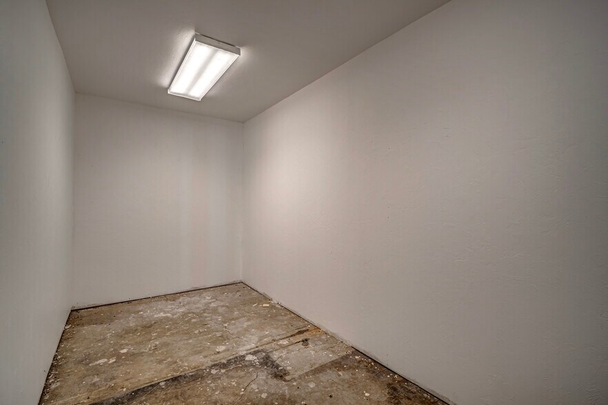 More Photos Of 1831 Industrial Blvd, Norman Service For Sale