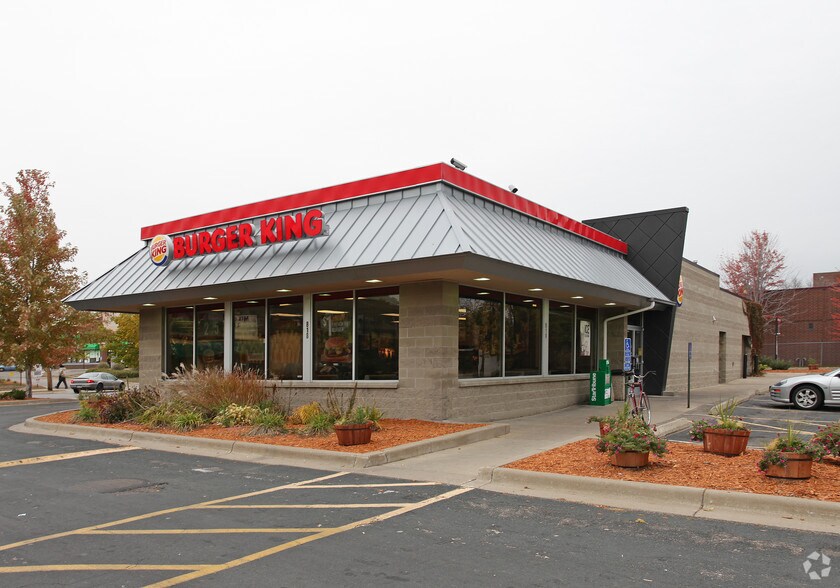 Primary Photo Of 818 W Broadway Ave, Minneapolis Fast Food For Lease