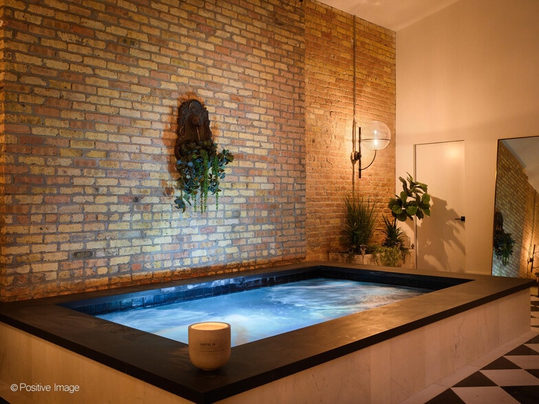 More Photos Of 2733 N Pulaski Rd, Chicago Showroom For Sale