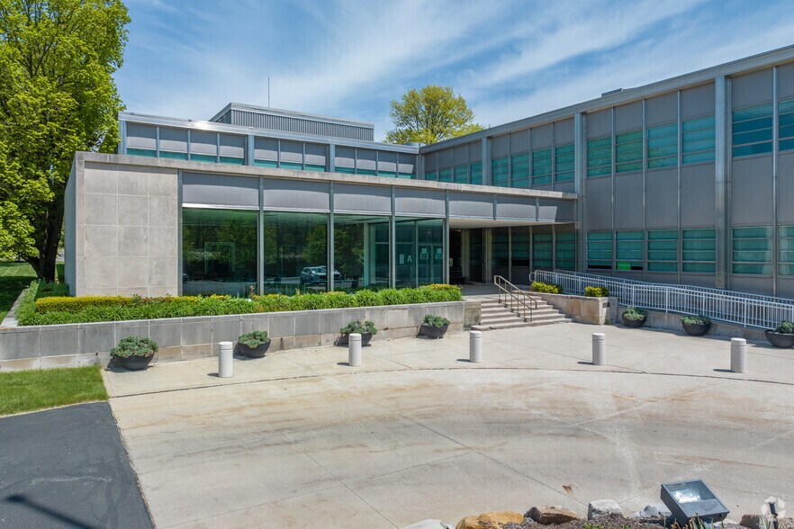 More Photos Of 6801 Brecksville Rd, Independence Research And Development For Lease