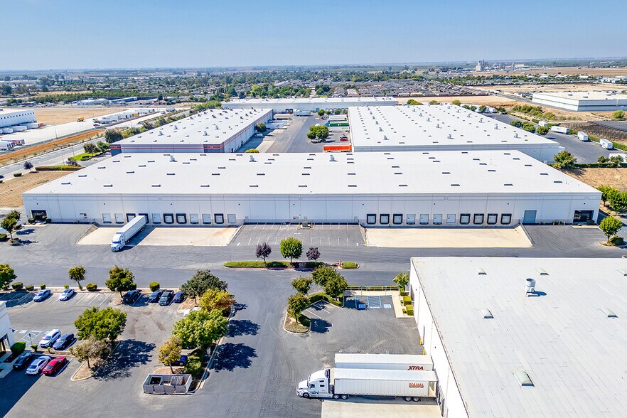 More Photos Of 2247 N Plaza Dr, Visalia Distribution For Lease