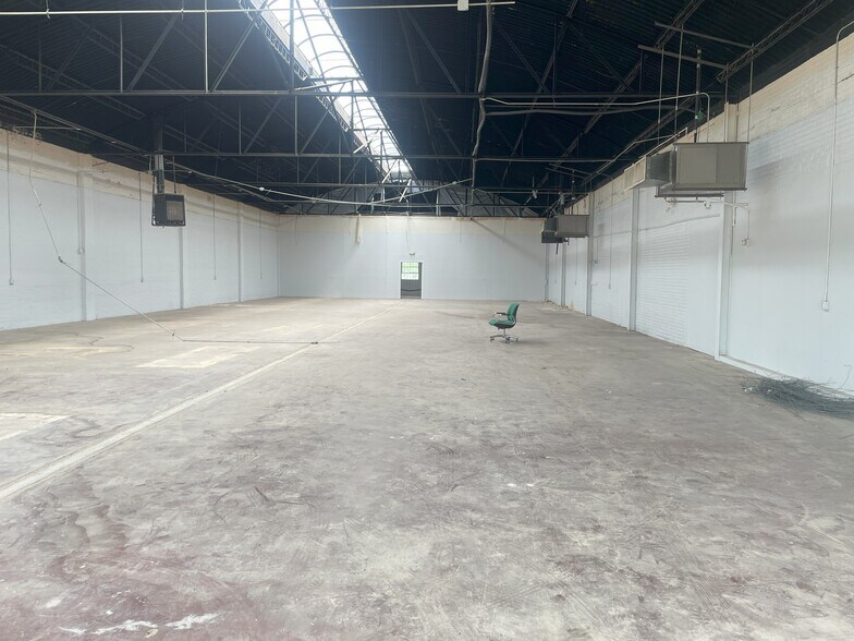 More Photos Of 517-519 W Main St, Yukon Storefront For Lease