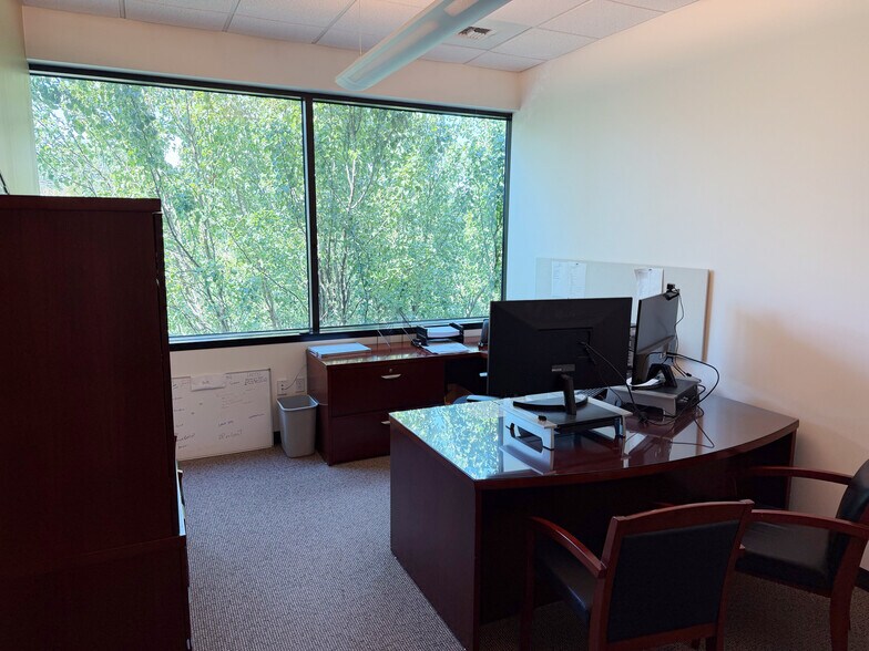More Photos Of 8060 SW Pfaffle St, Tigard Office For Sale
