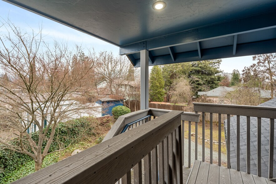 More Photos Of 858 NE A St, Grants Pass Office For Sale