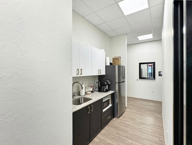 More Photos Of 901 E Main St, Yukon General Retail For Lease