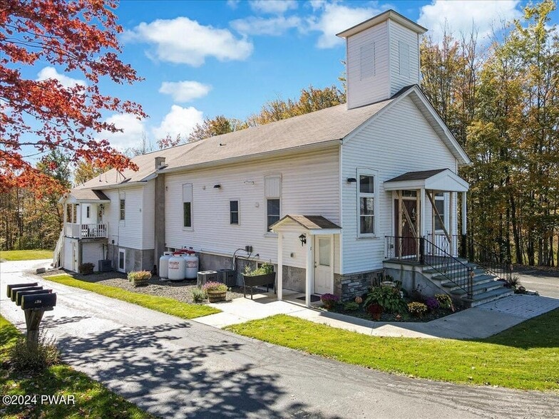 More Photos Of 186 Ledgedale Rd, Lake Ariel Apartments For Sale