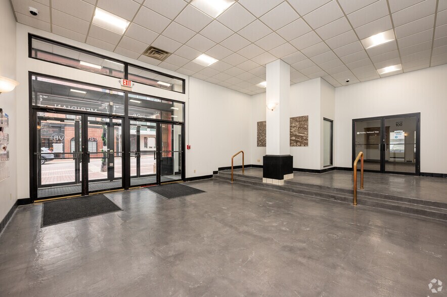 More Photos Of 1106 Meridian St, Anderson Office For Lease