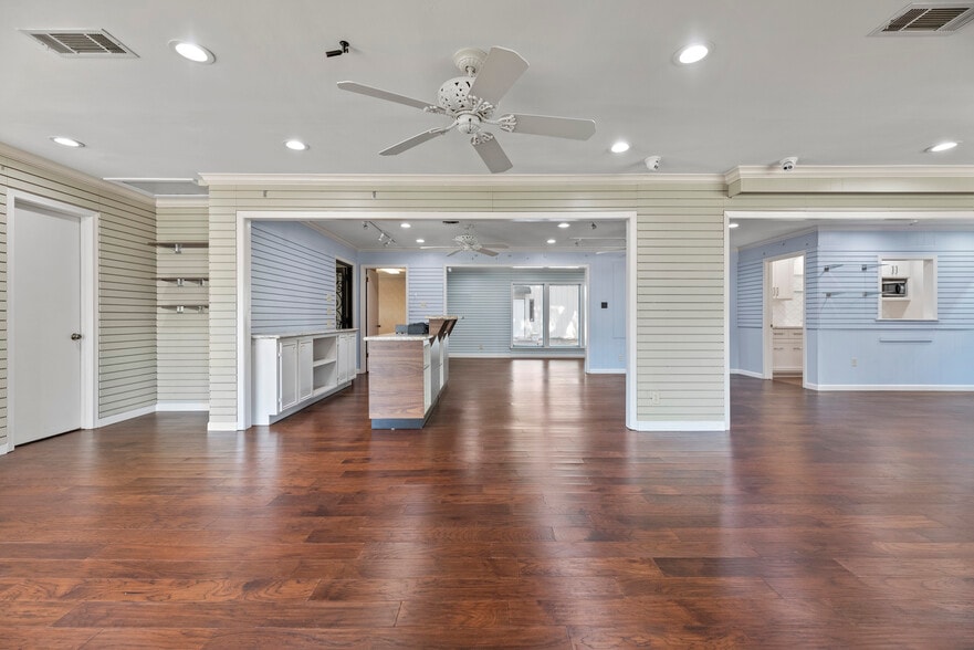 More Photos Of 1001 Avenue A, Katy Storefront Retail Office For Lease