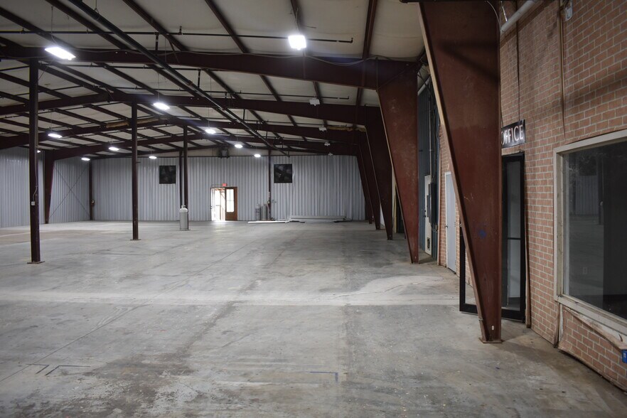 More Photos Of 216 Industrial Dr, Ridgeland Warehouse For Lease