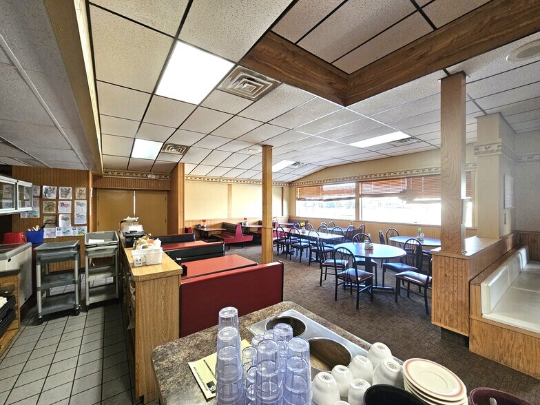 More Photos Of 1902 N Merrill Ave, Glendive Showroom For Sale