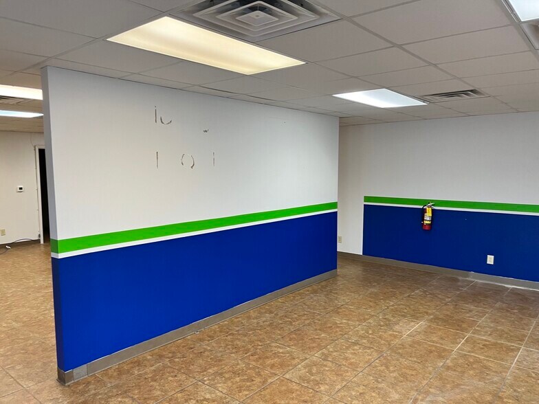 More Photos Of 418 W Chambers St, Cleburne Office For Sale