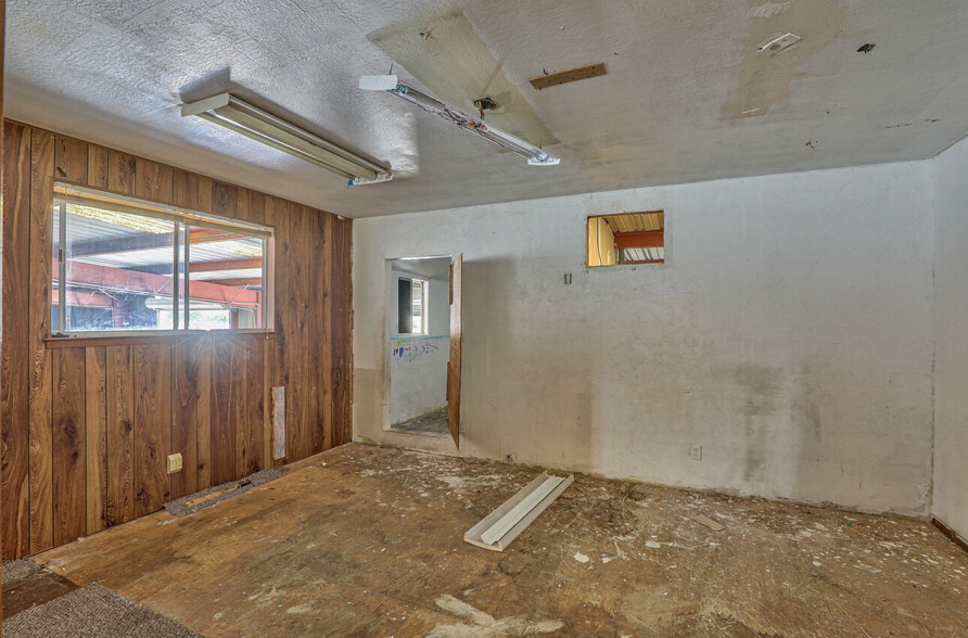 More Photos Of 50 Chamberlain St, Salinas Warehouse For Sale