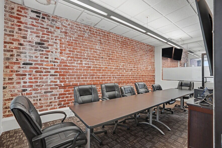 More Photos Of 12 E Bay St, Savannah Storefront Retail Office For Lease
