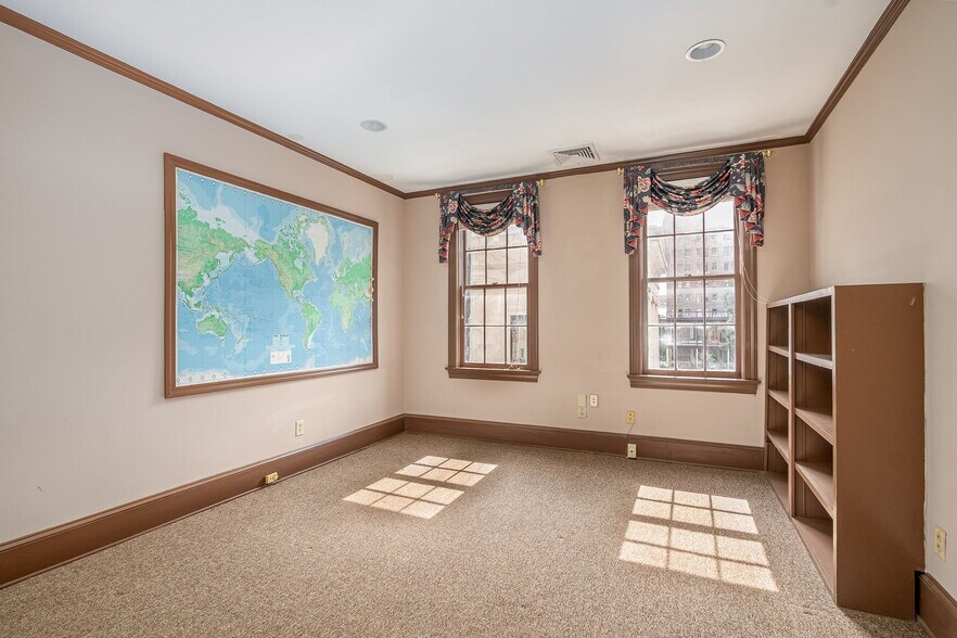 More Photos Of 26 E Bryan St, Savannah Office For Sale