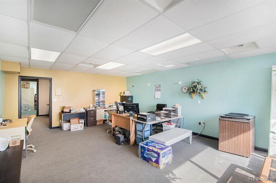 More Photos Of 1323 E Main St, Flushing Light Manufacturing For Sale