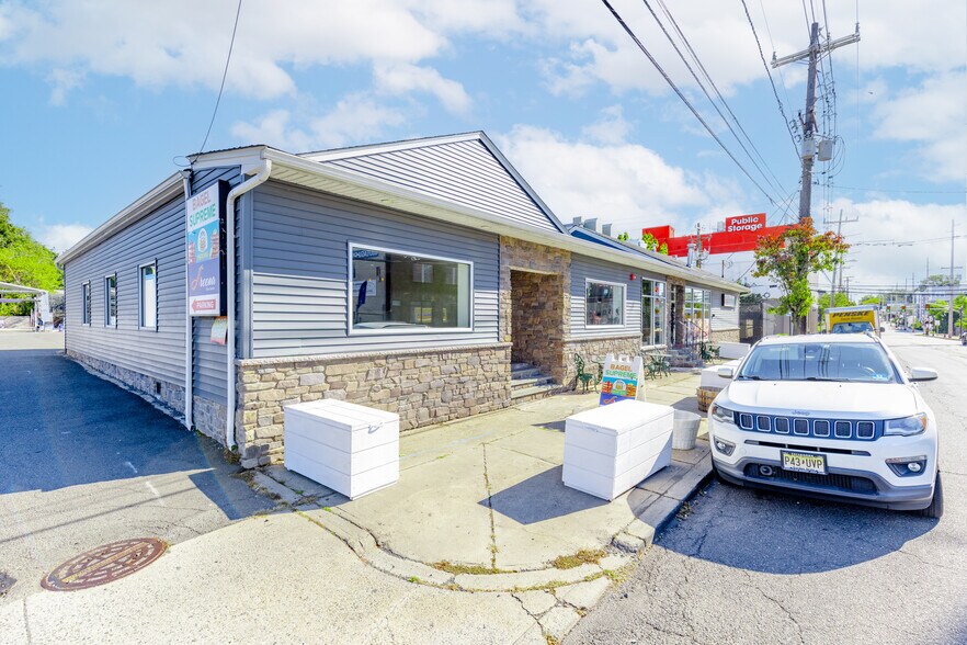 Primary Photo Of 457 Paterson Ave, Wallington Restaurant For Lease