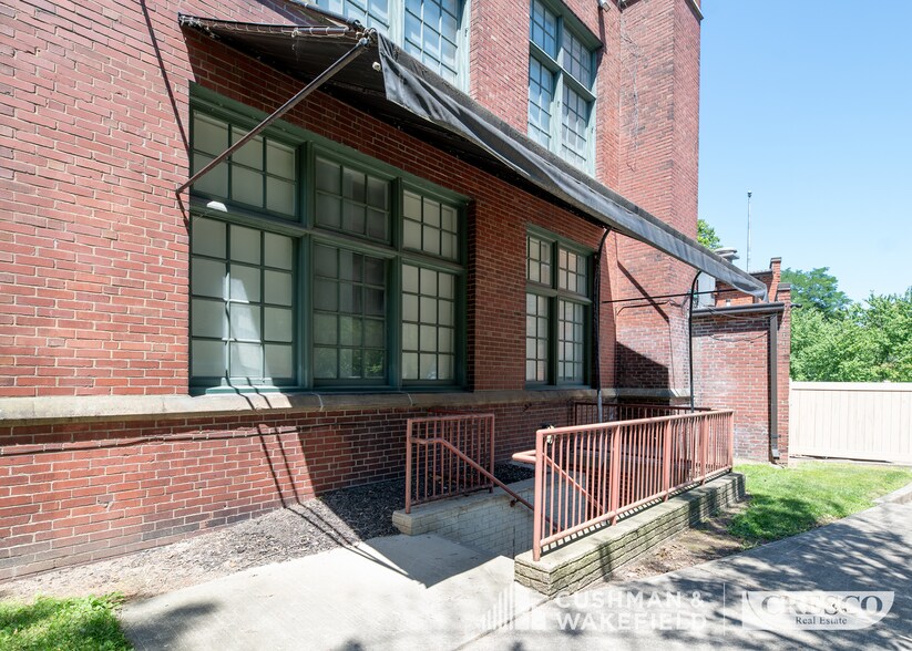 More Photos Of 1515 W 29th St, Cleveland Office For Lease