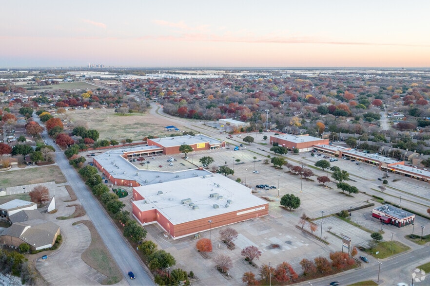 More Photos Of 901 N Polk St, DeSoto General Retail For Lease