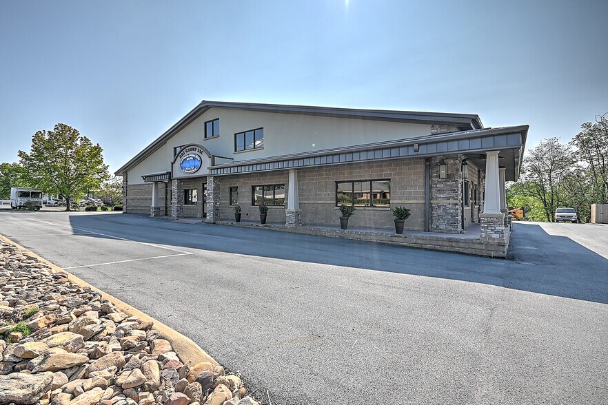More Photos Of 317 Bluff City Hwy, Bristol Flex For Sale