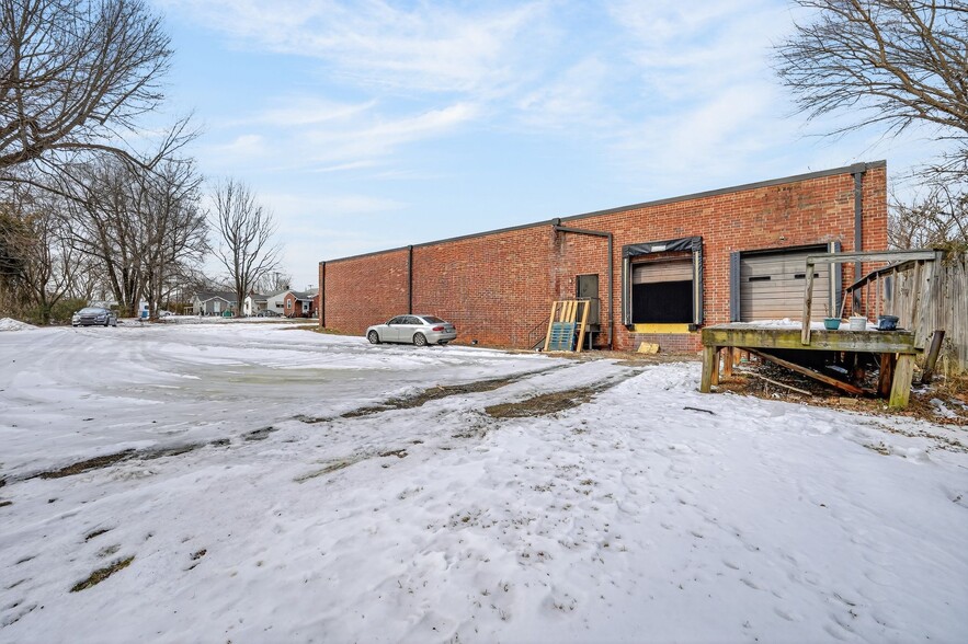 More Photos Of 1225 W Market Center Dr, High Point Warehouse For Lease