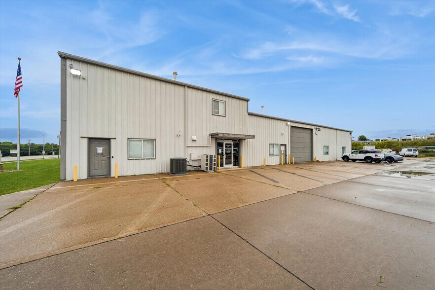 Primary Photo Of 1301 NE 56th St, Pleasant Hill Light Distribution For Sale