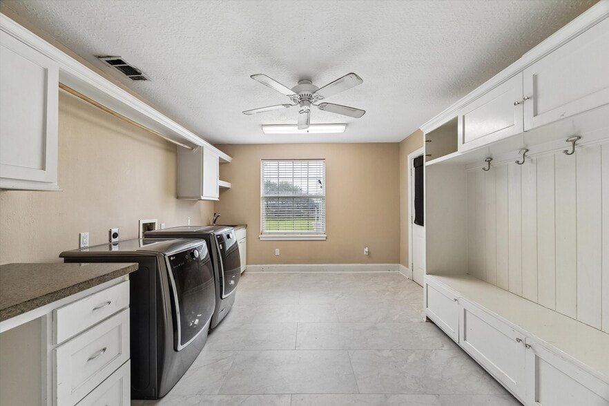 More Photos Of 1330 Des Jardines St, Houston Office Residential For Sale