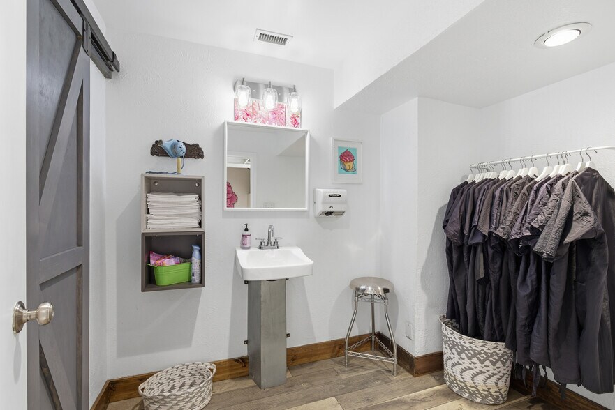More Photos Of 738 W Davis St, Dallas Medical For Sale